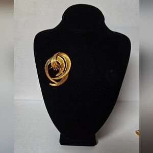 Elegant Gold Tone Art Deco Brooch